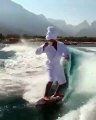 Cet homme pratique le wakesurf parfaitement