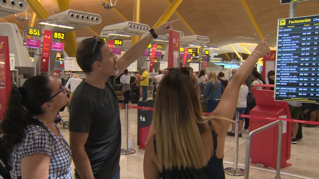 Viajeros afectados por la huelga de Iberia en Barajas
