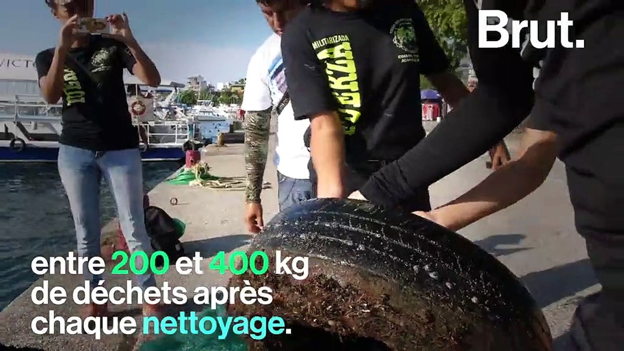 Des plongeurs mexicains nettoient les plages à Acapulco