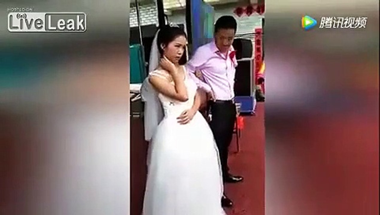 Cette jeune mariée refuse d'embrasser son mari...