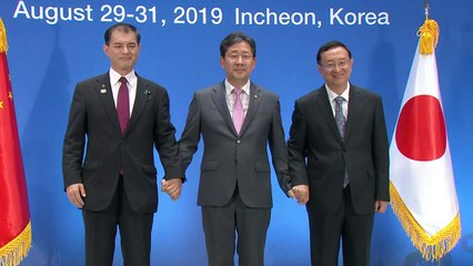 갈등 속 손잡은 한일 장관 "관광 교류 통해 평화 이끌자" / YTN