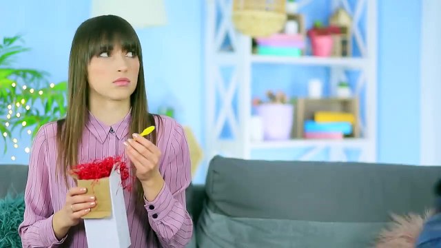 12 ASTUCES AVEC DE LA COLLE CHAUDE vs ASTUCES DE BRICOLAGE LE CHALLENGE !