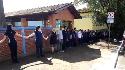 30 de agosto: alunos dão abraço simbólico em colégio