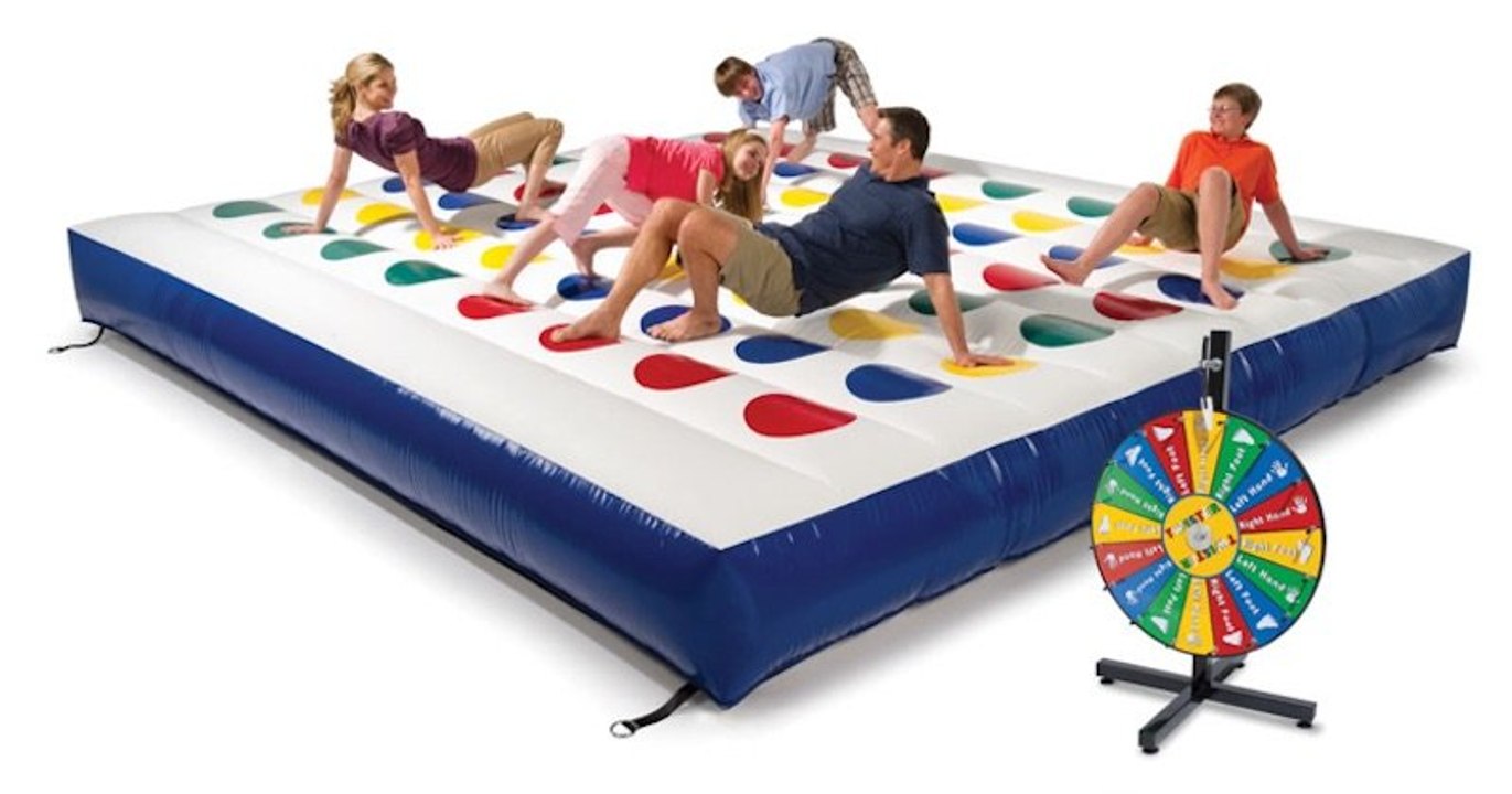 Il existe désormais un Twister géant gonflable pour enflammer vos soirées entre potes ou en famille