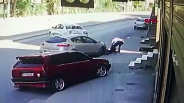Çarpmanın etkisiyle metrelerce uçtu, o anlar kameraya yansıdı