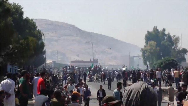 مظاهرات للنازحين السوريين بالحدود التركية تنديدا بقصف النظام لبلداتهم