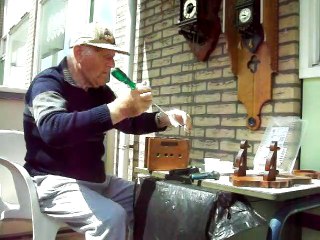 opa werkt aan een uurwerk 1 augustus 2019 001