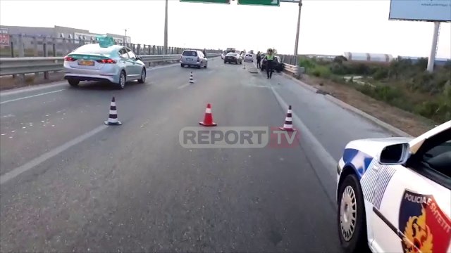 Benz i përplas furgonin në autostradën Vlorë-Fier. Plagosen tre persona, mes tyre dhe një fëmijë