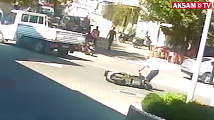 Elle s'acharne sur ce piéton, au volant de son scooter... Le pauvre