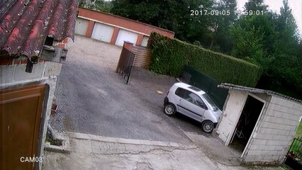 Il tente de garer sa voiture sans permis... raté