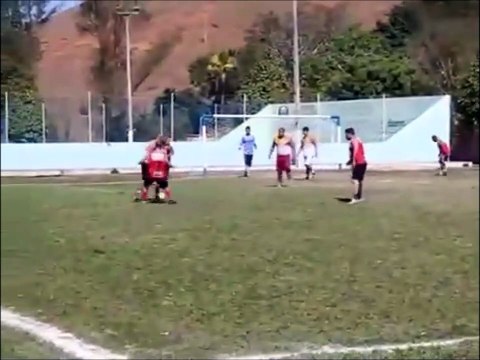 Ce joueur de foot rate son tir mais réussit quand même à mettre un but magnifique