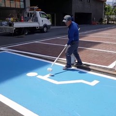 Ce peintre en batiment a beaucoup de talent