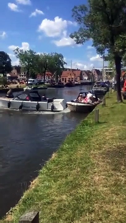Des touristes perdent le controle de leur bateau de location et sèment la panique