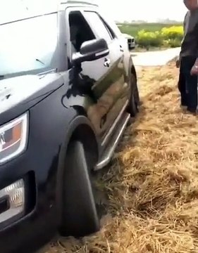 Il s'embourbe en 4x4 dans un champs de foin et ça tourne mal pour sa voiture