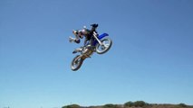 Ce champion de motocross s'amuse à faire des sauts avec son chien