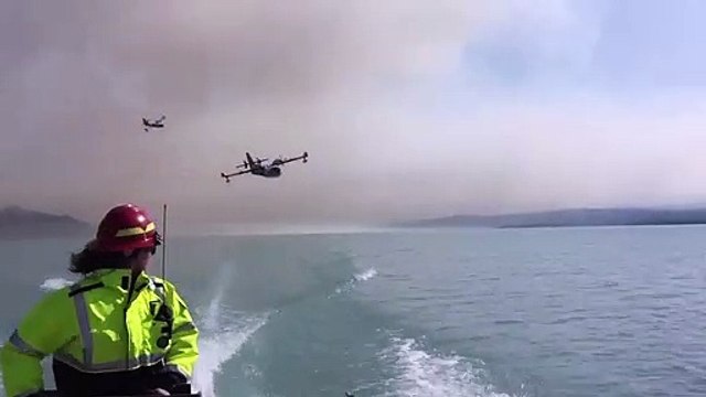 Regardez ce canadair remplir ses cuves sur un lac... Impressionnant