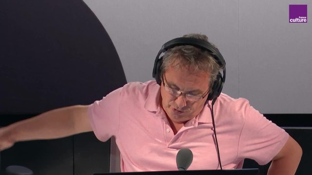 Le stade de football est-il une société à part ?