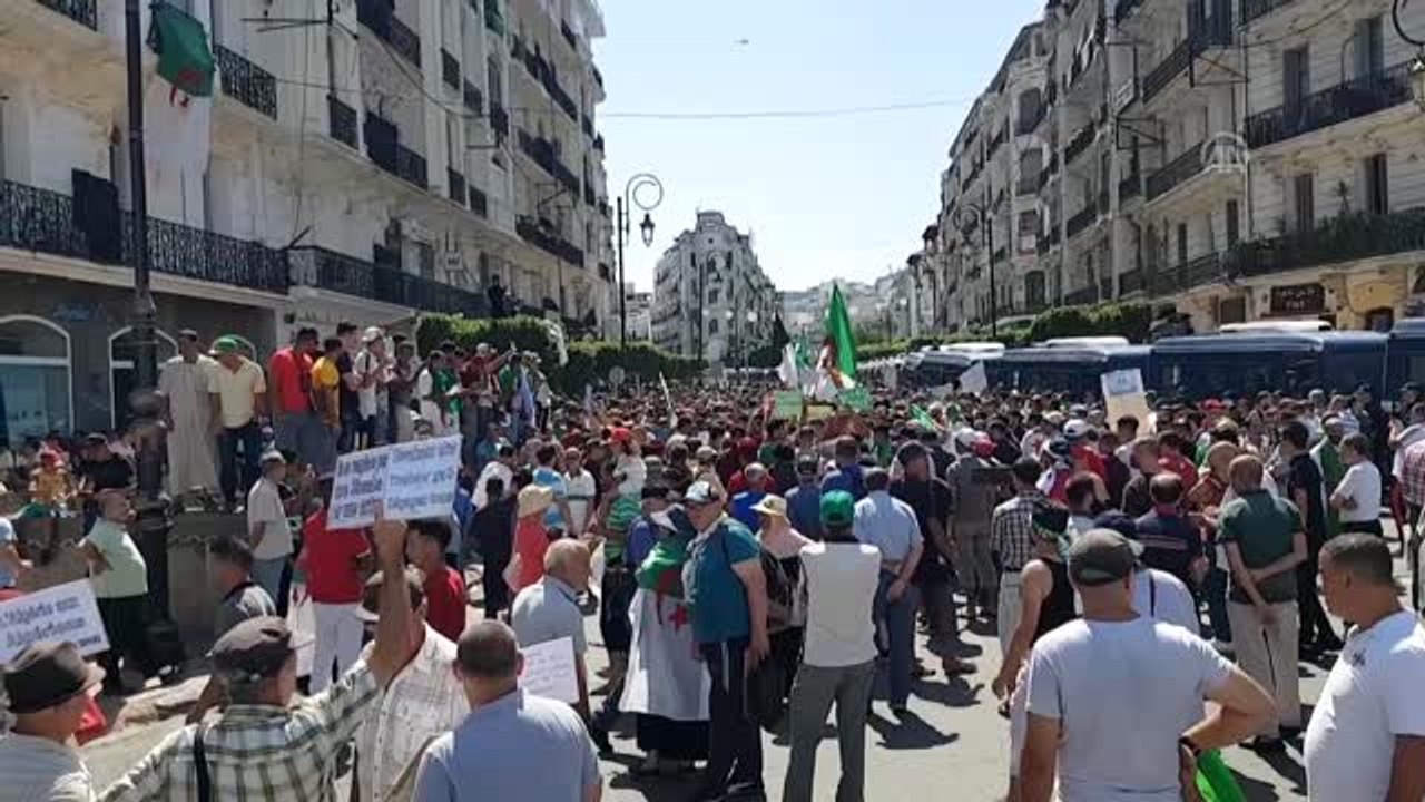 Cezayir'de "Buteflika rejimi temsilcileri" protesto edildi