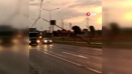 Video herunterladen: Şiddetli rüzgar elektrik direğini devirdi