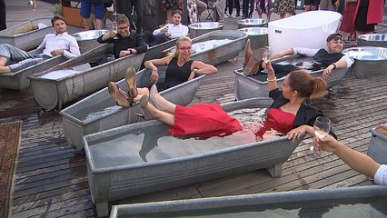 Οπερα στην... άνεση μιας γούρνας!