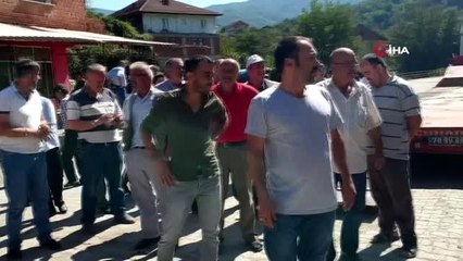 Köylüler su araması yapan iş makinesinin geri çekilmesine tepki gösterdi