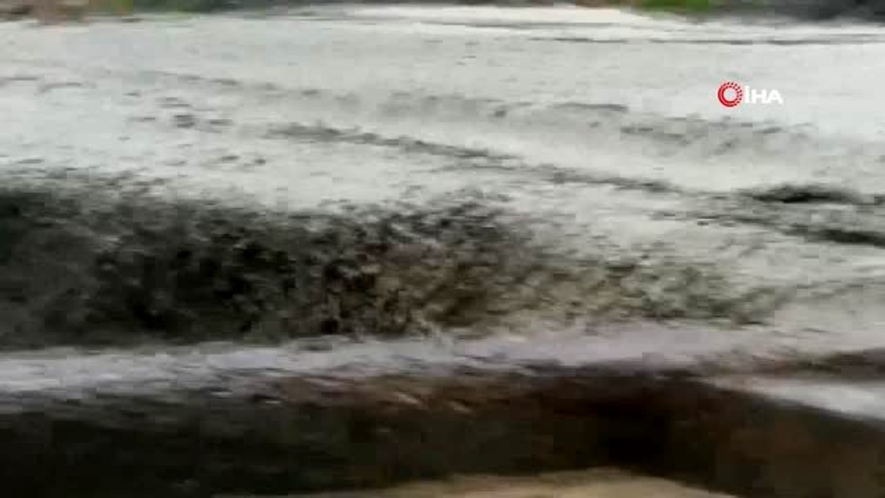 Artvin'de dere taşkını kameralara yansıdı