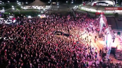 İrem Derici konserinde havai fişek arabasında patlama