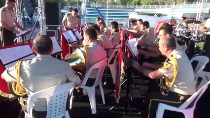 Askerler söyleyip çaldı vatandaşlar dinleyip eğlendi