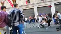 İstiklal Caddesi'nde meydan savaşı: Saç-baş kavga eden kadınlara, erkek arkadaşları da katıldı