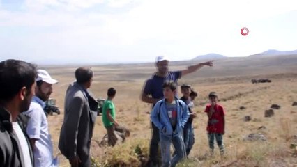 Taş ocağı kurulmasını istemen köylüler traktörleri ile eylem yaptılar