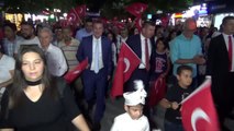 Cumhuriyet yürüyüşünde attan düşen binici atların ayakları altında kalmaktan son anda kurtuldu