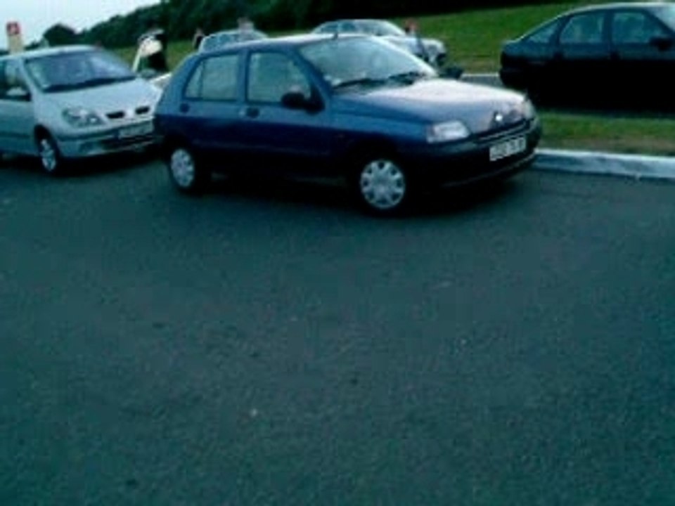 Porsche, Maserati sur un parking