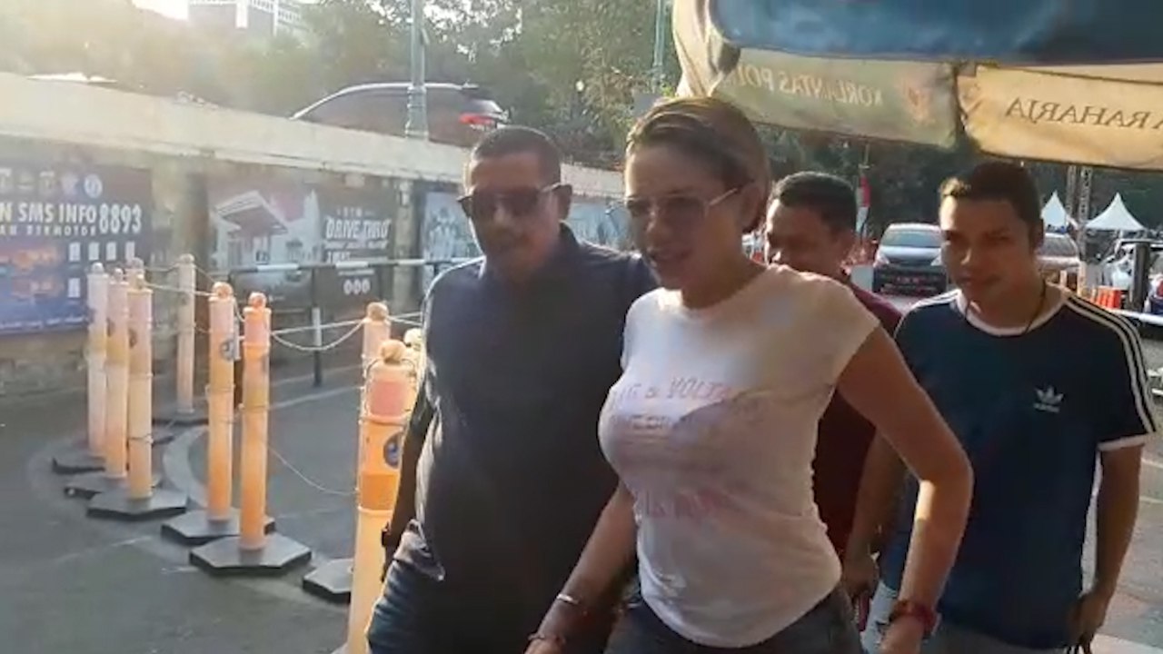 Dikatai Pelacur, Nikita Mirzani Laporkan Artis Poppy Kelly ke Polisi