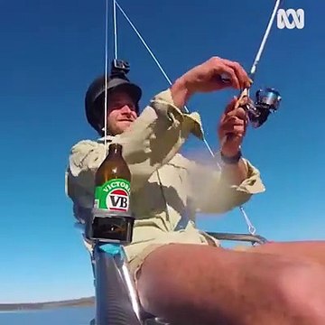 Un homme pêche à l'aide d'un drone au dessus du Upper Coliban Reservoir