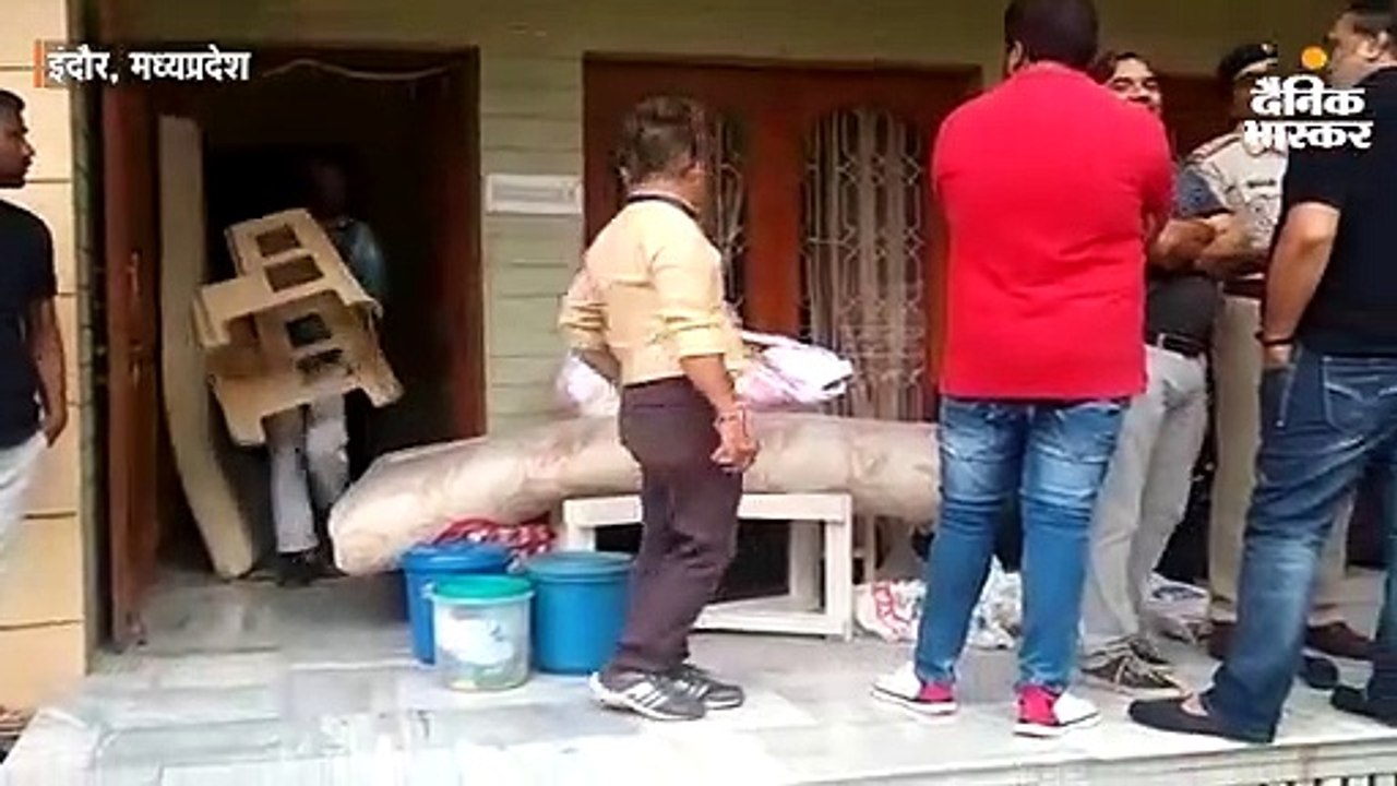 कारोबारी को जबरन उठाकर बाहर लाई पुलिस, उन पर 70...