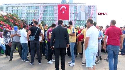 İşten çıkarılan işçilerin ibb binası önündeki eylemi devam ediyor