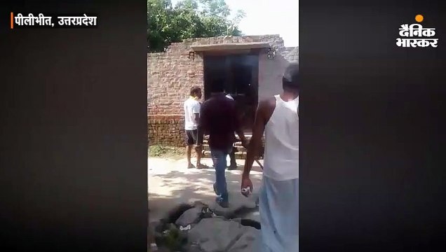 खुद को वरुण गांधी का प्रतिनिधि बताने वाले प्रधान ने युवक को चप्पलों की माला पहनाकर गांव में घुमाया