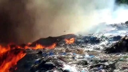 Ormanda çıkan yangın çöp döküm sahasına sıçradı