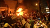 Manifestantes de Hong Kong prenden fuego a una gran barricada