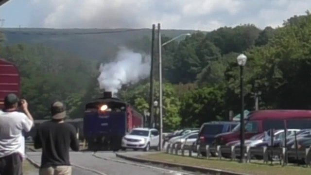 Un automobiliste traverse la voie ferrée au pire moment