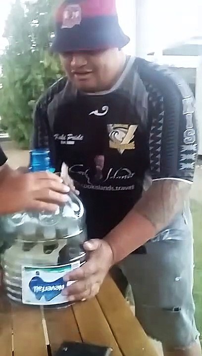 Il a une technique incroyable pour boire 6 bières en même temps