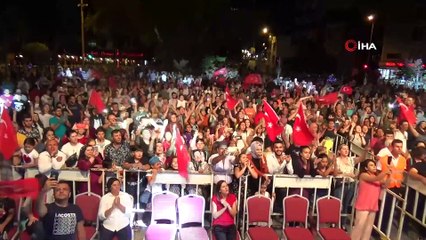 Cumhuriyet yürüyüşünde attan düşen binici atların ayakları altında kalmaktan son anda kurtuldu