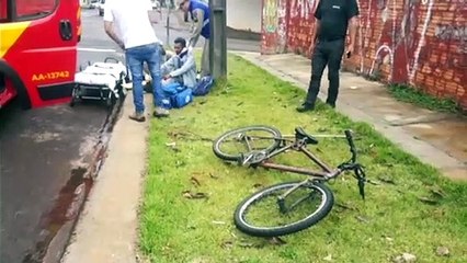 Ciclista perde controle da bicicleta e bate em poste