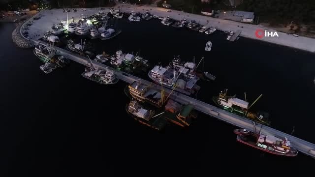 Havai fişeklerle 'Vira Bismillah' diyen balıkçılar havadan görüntülendi