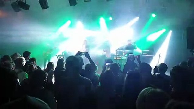 Le Vieux canal à Azerailles : sur le titre Hey you, Gaëtan Réchin Lê Ky-Huong du groupe Pony pony run run, a invité une vingtaine de femmes du public à danser sur scène