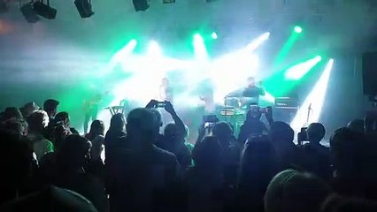 Le Vieux canal à Azerailles : sur le titre Hey you, Gaëtan Réchin Lê Ky-Huong du groupe Pony pony run run, a invité  une vingtaine de femmes du public à danser sur scène