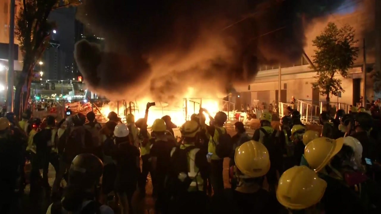 홍콩 시위대·경찰 충돌 격화...경찰 또 실탄 경고사격 / YTN