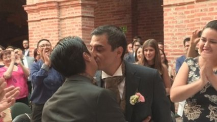 Un beso y el "sí" mutuo sellaron matrimonio y lucha de pareja gay en Ecuador