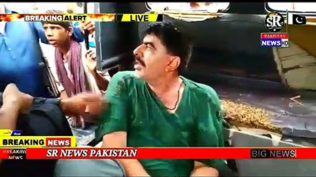 لاڙڪاڻو(بيورو رپورٽ) لاڙڪاڻي ۾ پوليس انسپيڪٽر پنهنجي نوجوان پٽ کي تشدد ڪري مبينا قتل ڪري ڇڏيو، پوليس ڪاروائي ۾ جوابدار گرفتار، نوجوان جو لاش پوسٽ مارٽم بعد وارثن حوالي، ڪيس داخل نه ٿيو. تفصيل موجب لاڙڪاڻي شهر جي مارڪيٽ ٿاڻي جي حد ريشم گلي ۾ پوليس انسپيڪٽر