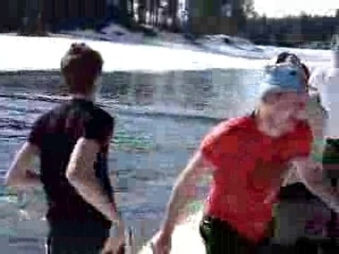 Régis fait de la moto neige sur l'eau et.....